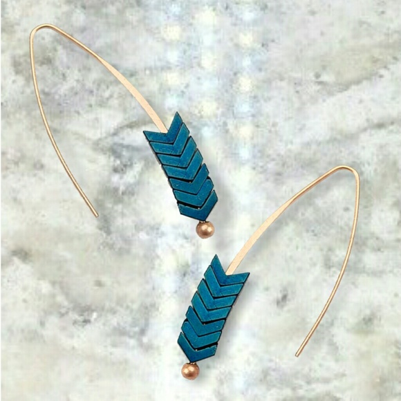 The Boho Arrow dangle drop earring blue & purple - Picture 4 of 4